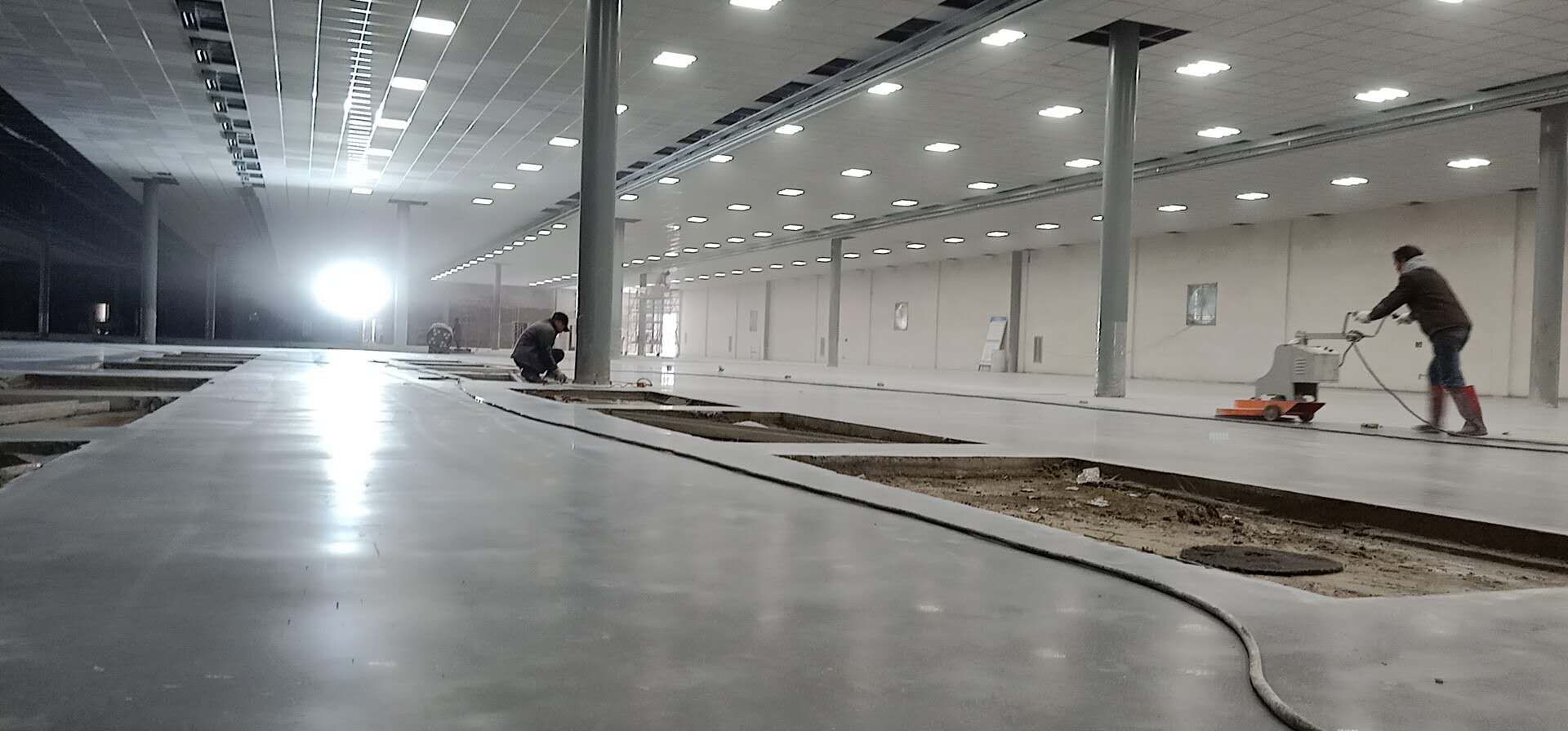 為什么混凝土密封固化劑地坪能亮起來