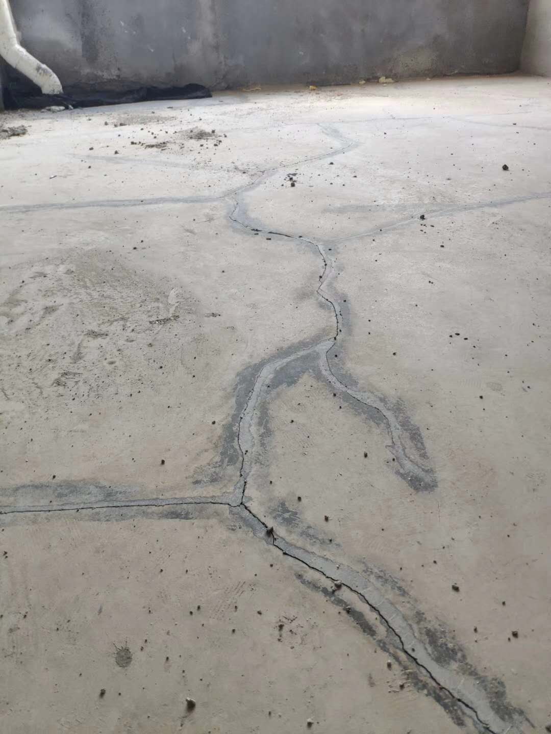 新澆薄層找平層地坪空鼓開裂隱患的原因分析